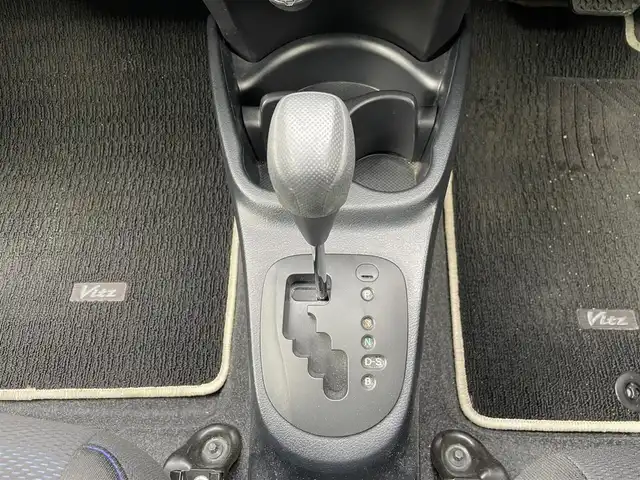 トヨタ ヴィッツ 1.3F LEDエディション 福岡県 2016(平28)年 5万km ホワイトパールクリスタルシャイン トヨタセーフティセンス/盗難防止/レーンキープアシスト/エアバッグ/バックカメラ/SDナビ/BT/フルセグTV/SDミュージックサーバー/CDチェンジャー/純正フロアマット/プッシュスタート/スマートキー/ETC2.0/オートライト/LED/先行車発進