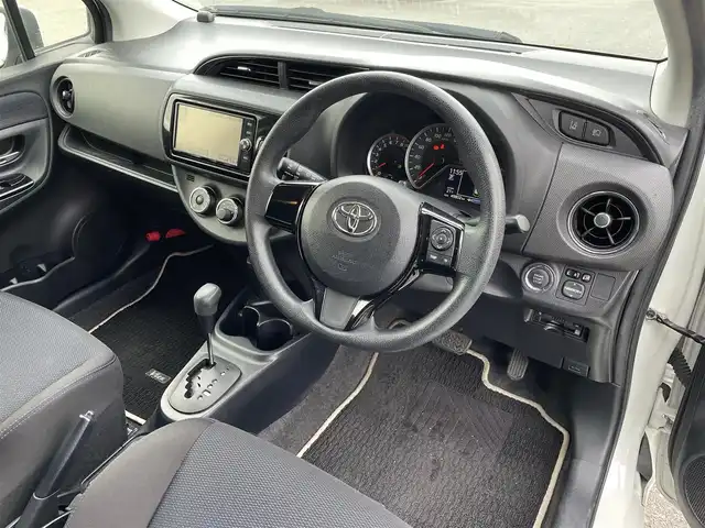 トヨタ ヴィッツ 1.3F LEDエディション 福岡県 2016(平28)年 5万km ホワイトパールクリスタルシャイン トヨタセーフティセンス/盗難防止/レーンキープアシスト/エアバッグ/バックカメラ/SDナビ/BT/フルセグTV/SDミュージックサーバー/CDチェンジャー/純正フロアマット/プッシュスタート/スマートキー/ETC2.0/オートライト/LED/先行車発進
