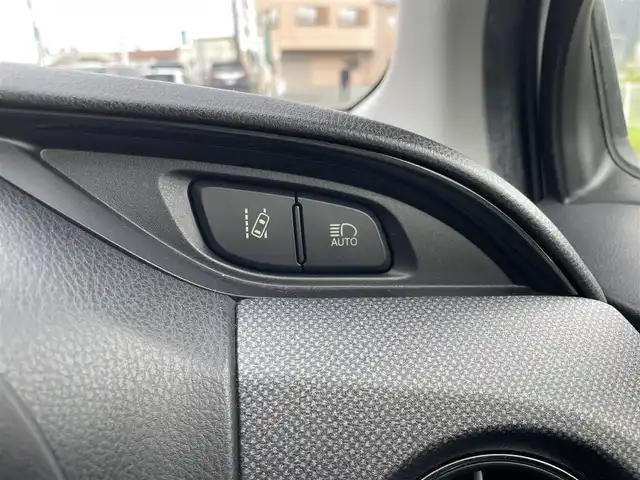 トヨタ ヴィッツ 1.3F LEDエディション 福岡県 2016(平28)年 5万km ホワイトパールクリスタルシャイン トヨタセーフティセンス/盗難防止/レーンキープアシスト/エアバッグ/バックカメラ/SDナビ/BT/フルセグTV/SDミュージックサーバー/CDチェンジャー/純正フロアマット/プッシュスタート/スマートキー/ETC2.0/オートライト/LED/先行車発進