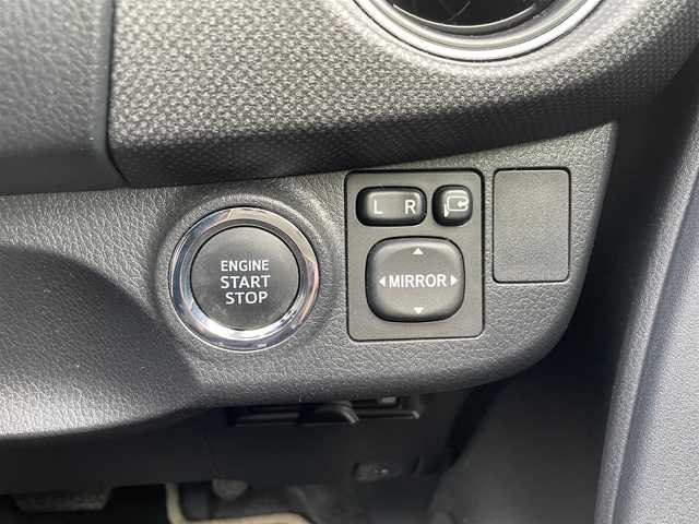 トヨタ ヴィッツ 1.3F LEDエディション 福岡県 2016(平28)年 5万km ホワイトパールクリスタルシャイン トヨタセーフティセンス/盗難防止/レーンキープアシスト/エアバッグ/バックカメラ/SDナビ/BT/フルセグTV/SDミュージックサーバー/CDチェンジャー/純正フロアマット/プッシュスタート/スマートキー/ETC2.0/オートライト/LED/先行車発進