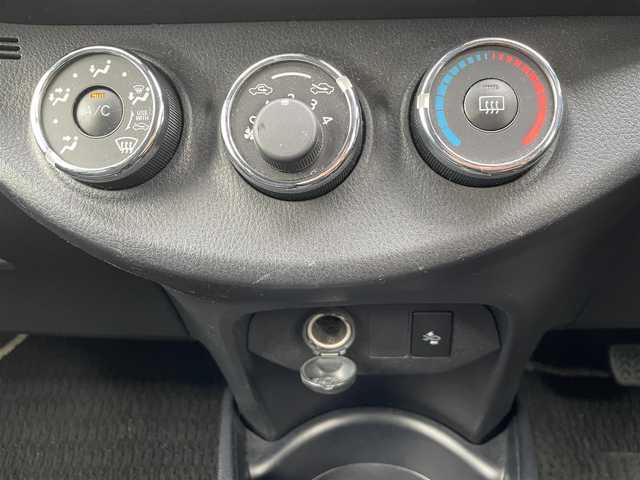 トヨタ ヴィッツ 1.3F LEDエディション 福岡県 2016(平28)年 5万km ホワイトパールクリスタルシャイン トヨタセーフティセンス/盗難防止/レーンキープアシスト/エアバッグ/バックカメラ/SDナビ/BT/フルセグTV/SDミュージックサーバー/CDチェンジャー/純正フロアマット/プッシュスタート/スマートキー/ETC2.0/オートライト/LED/先行車発進