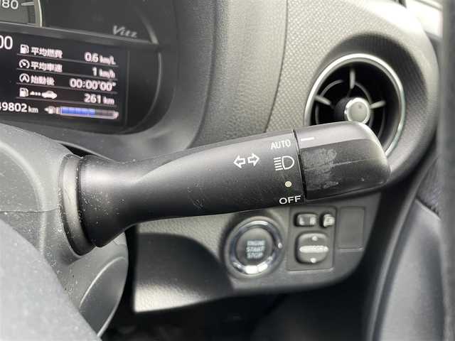 トヨタ ヴィッツ 1.3F LEDエディション 福岡県 2016(平28)年 5万km ホワイトパールクリスタルシャイン トヨタセーフティセンス/盗難防止/レーンキープアシスト/エアバッグ/バックカメラ/SDナビ/BT/フルセグTV/SDミュージックサーバー/CDチェンジャー/純正フロアマット/プッシュスタート/スマートキー/ETC2.0/オートライト/LED/先行車発進
