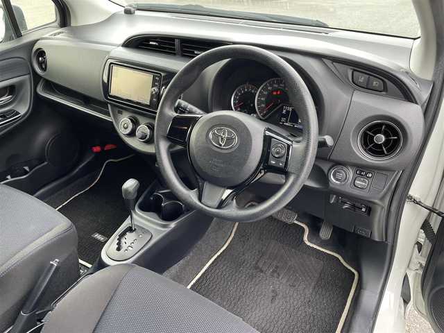 トヨタ ヴィッツ 1.3F LEDエディション 福岡県 2016(平28)年 5万km ホワイトパールクリスタルシャイン トヨタセーフティセンス/盗難防止/レーンキープアシスト/エアバッグ/バックカメラ/SDナビ/BT/フルセグTV/SDミュージックサーバー/CDチェンジャー/純正フロアマット/プッシュスタート/スマートキー/ETC2.0/オートライト/LED/先行車発進