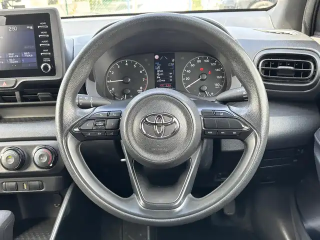 トヨタ ヤリス X 大分県 2020(令2)年 6.9万km スーパーホワイトⅡ ・純正ディスプレイオーディオ(ナビアプリ.Miracast. BT.USB)/・バックカメラ/・プリクラッシュセーフティ/・コーナーセンサー/・ETC/・オートハイビーム/・ステアリングリモコン/・フロアマット
