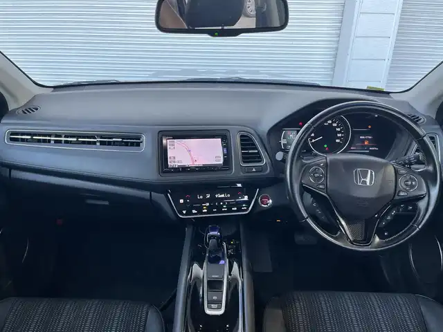 ホンダ ヴェゼル ハイブリッド Z 高知県 2017(平29)年 6.2万km ホワイトオーキッドパール 純正ナビ/　Bluetooth/フルセグ/　CD/DVD/AM/FM/バックカメラ/クルーズコントロール/ビルトインETC/MTモード付AT/純正17インチアルミホイール/純正フロアマット/プッシュスタート/スマートキー/アイドリングストップ/ハーフレザーシート/LEDヘッドライト/ルーフレール/衝突被害軽減システム/カーテンエアバッグ/本革巻きステアリング/オートライト/盗難防止装置
