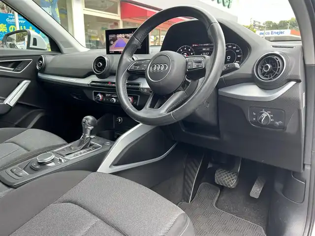 アウディ Ｑ２ 30TFSIスポーツ 長崎県 2018(平30)年 6.8万km グレイシアホワイトメタリック 純正ナビ(BT/CD/DVD/ワンセグ)/バックカメラ/コーナーセンサー前後/アダプティブクルーズコントロール/シートヒーターD+N/ETC2.0/ドラレコ/USB/オートライト/パワーバックドア/スペアキー/保証書/取扱説明書