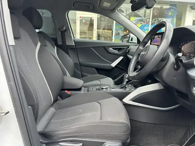 アウディ Ｑ２ 30TFSIスポーツ 長崎県 2018(平30)年 6.8万km グレイシアホワイトメタリック 純正ナビ(BT/CD/DVD/ワンセグ)/バックカメラ/コーナーセンサー前後/アダプティブクルーズコントロール/シートヒーターD+N/ETC2.0/ドラレコ/USB/オートライト/パワーバックドア/スペアキー/保証書/取扱説明書