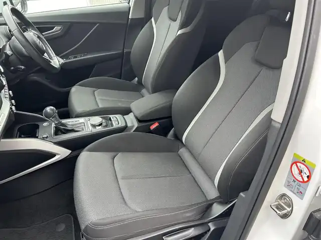 アウディ Ｑ２ 30TFSIスポーツ 長崎県 2018(平30)年 6.8万km グレイシアホワイトメタリック 純正ナビ(BT/CD/DVD/ワンセグ)/バックカメラ/コーナーセンサー前後/アダプティブクルーズコントロール/シートヒーターD+N/ETC2.0/ドラレコ/USB/オートライト/パワーバックドア/スペアキー/保証書/取扱説明書