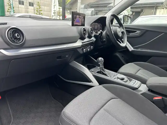 アウディ Ｑ２ 30TFSIスポーツ 長崎県 2018(平30)年 6.8万km グレイシアホワイトメタリック 純正ナビ(BT/CD/DVD/ワンセグ)/バックカメラ/コーナーセンサー前後/アダプティブクルーズコントロール/シートヒーターD+N/ETC2.0/ドラレコ/USB/オートライト/パワーバックドア/スペアキー/保証書/取扱説明書