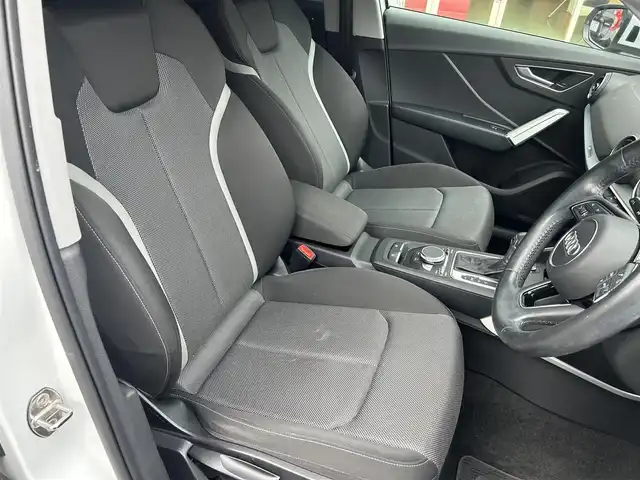 アウディ Ｑ２ 30TFSIスポーツ 長崎県 2018(平30)年 6.8万km グレイシアホワイトメタリック 純正ナビ(BT/CD/DVD/ワンセグ)/バックカメラ/コーナーセンサー前後/アダプティブクルーズコントロール/シートヒーターD+N/ETC2.0/ドラレコ/USB/オートライト/パワーバックドア/スペアキー/保証書/取扱説明書