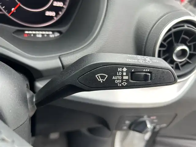 アウディ Ｑ２ 30TFSIスポーツ 長崎県 2018(平30)年 6.8万km グレイシアホワイトメタリック 純正ナビ(BT/CD/DVD/ワンセグ)/バックカメラ/コーナーセンサー前後/アダプティブクルーズコントロール/シートヒーターD+N/ETC2.0/ドラレコ/USB/オートライト/パワーバックドア/スペアキー/保証書/取扱説明書