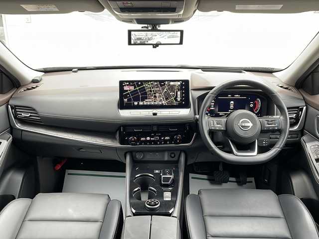 日産 エクストレイル G e－4ORCE 山形県 2023(令5)年 0.7万km シルバー／黒 カラーコード：XEW シェルブロンド / スーパーブラック 2トーン/禁煙車/プロパイロット/後側車両検知警報/衝突回避支援システム/踏み間違い衝突防止アシスト/前方衝突予測警報/横滑り防止装置/ふらつき警報/レーンキープアシスト/合皮シート/ディスプレイオーディオナビ（AM/FM/BT/USB/TV）/フルセグTV/オールアラウンドビューモニター/前後USB＆Type-C　挿込口　有/100V電源/ハンドルヒーター/デジタルインナーミラー/D/N席パワーシート/D席メモリシート/全席シートヒーター/木目調インストロア/本革巻ステアリング/パワーバックドア/ドライブレコーダー前後/コーナーセンサー前後/アダプティブLEDライト/LEDフォグ/ビルトインETC/オートホールド付電子パーキング/置くだけ充電/寒冷地仕様