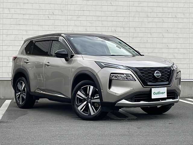 日産 エクストレイル G e－4ORCE 山形県 2023(令5)年 0.7万km シルバー／黒 カラーコード：XEW シェルブロンド / スーパーブラック 2トーン/禁煙車/プロパイロット/後側車両検知警報/衝突回避支援システム/踏み間違い衝突防止アシスト/前方衝突予測警報/横滑り防止装置/ふらつき警報/レーンキープアシスト/合皮シート/ディスプレイオーディオナビ（AM/FM/BT/USB/TV）/フルセグTV/オールアラウンドビューモニター/前後USB＆Type-C　挿込口　有/100V電源/ハンドルヒーター/デジタルインナーミラー/D/N席パワーシート/D席メモリシート/全席シートヒーター/木目調インストロア/本革巻ステアリング/パワーバックドア/ドライブレコーダー前後/コーナーセンサー前後/アダプティブLEDライト/LEDフォグ/ビルトインETC/オートホールド付電子パーキング/置くだけ充電/寒冷地仕様