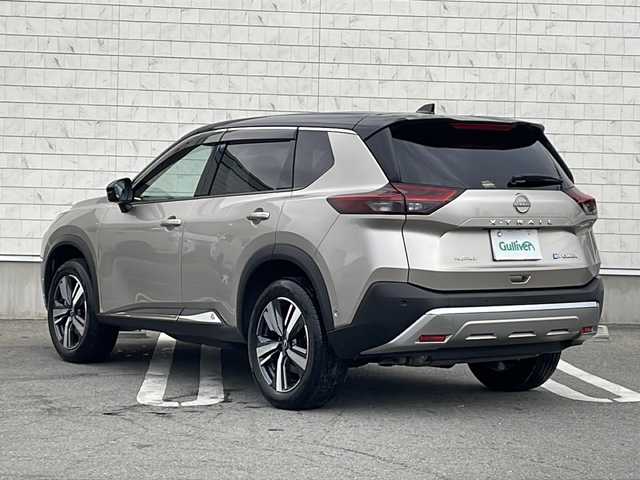 日産 エクストレイル G e－4ORCE 山形県 2023(令5)年 0.7万km シルバー／黒 カラーコード：XEW シェルブロンド / スーパーブラック 2トーン/禁煙車/プロパイロット/後側車両検知警報/衝突回避支援システム/踏み間違い衝突防止アシスト/前方衝突予測警報/横滑り防止装置/ふらつき警報/レーンキープアシスト/合皮シート/ディスプレイオーディオナビ（AM/FM/BT/USB/TV）/フルセグTV/オールアラウンドビューモニター/前後USB＆Type-C　挿込口　有/100V電源/ハンドルヒーター/デジタルインナーミラー/D/N席パワーシート/D席メモリシート/全席シートヒーター/木目調インストロア/本革巻ステアリング/パワーバックドア/ドライブレコーダー前後/コーナーセンサー前後/アダプティブLEDライト/LEDフォグ/ビルトインETC/オートホールド付電子パーキング/置くだけ充電/寒冷地仕様