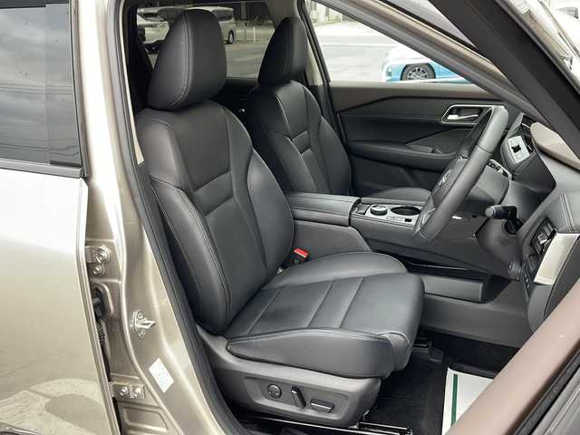 日産 エクストレイル G e－4ORCE 山形県 2023(令5)年 0.7万km シルバー／黒 カラーコード：XEW シェルブロンド / スーパーブラック 2トーン/禁煙車/プロパイロット/後側車両検知警報/衝突回避支援システム/踏み間違い衝突防止アシスト/前方衝突予測警報/横滑り防止装置/ふらつき警報/レーンキープアシスト/合皮シート/ディスプレイオーディオナビ（AM/FM/BT/USB/TV）/フルセグTV/オールアラウンドビューモニター/前後USB＆Type-C　挿込口　有/100V電源/ハンドルヒーター/デジタルインナーミラー/D/N席パワーシート/D席メモリシート/全席シートヒーター/木目調インストロア/本革巻ステアリング/パワーバックドア/ドライブレコーダー前後/コーナーセンサー前後/アダプティブLEDライト/LEDフォグ/ビルトインETC/オートホールド付電子パーキング/置くだけ充電/寒冷地仕様
