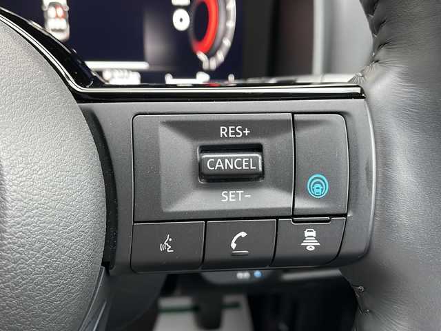 日産 エクストレイル G e－4ORCE 山形県 2023(令5)年 0.7万km シルバー／黒 カラーコード：XEW シェルブロンド / スーパーブラック 2トーン/禁煙車/プロパイロット/後側車両検知警報/衝突回避支援システム/踏み間違い衝突防止アシスト/前方衝突予測警報/横滑り防止装置/ふらつき警報/レーンキープアシスト/合皮シート/ディスプレイオーディオナビ（AM/FM/BT/USB/TV）/フルセグTV/オールアラウンドビューモニター/前後USB＆Type-C　挿込口　有/100V電源/ハンドルヒーター/デジタルインナーミラー/D/N席パワーシート/D席メモリシート/全席シートヒーター/木目調インストロア/本革巻ステアリング/パワーバックドア/ドライブレコーダー前後/コーナーセンサー前後/アダプティブLEDライト/LEDフォグ/ビルトインETC/オートホールド付電子パーキング/置くだけ充電/寒冷地仕様