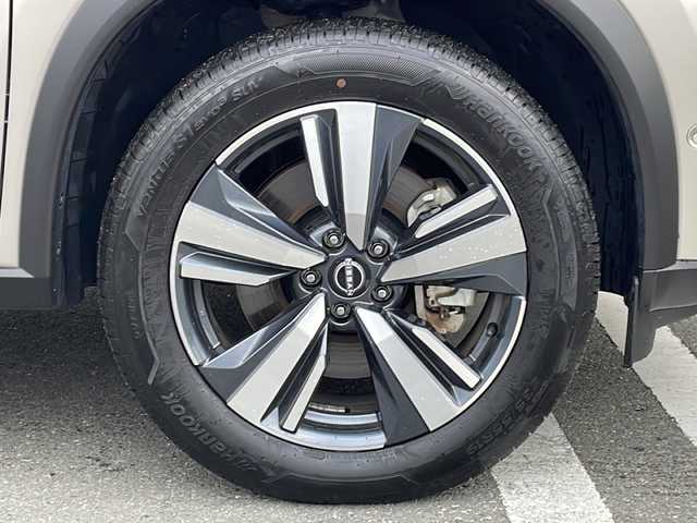日産 エクストレイル G e－4ORCE 山形県 2023(令5)年 0.7万km シルバー／黒 カラーコード：XEW シェルブロンド / スーパーブラック 2トーン/禁煙車/プロパイロット/後側車両検知警報/衝突回避支援システム/踏み間違い衝突防止アシスト/前方衝突予測警報/横滑り防止装置/ふらつき警報/レーンキープアシスト/合皮シート/ディスプレイオーディオナビ（AM/FM/BT/USB/TV）/フルセグTV/オールアラウンドビューモニター/前後USB＆Type-C　挿込口　有/100V電源/ハンドルヒーター/デジタルインナーミラー/D/N席パワーシート/D席メモリシート/全席シートヒーター/木目調インストロア/本革巻ステアリング/パワーバックドア/ドライブレコーダー前後/コーナーセンサー前後/アダプティブLEDライト/LEDフォグ/ビルトインETC/オートホールド付電子パーキング/置くだけ充電/寒冷地仕様