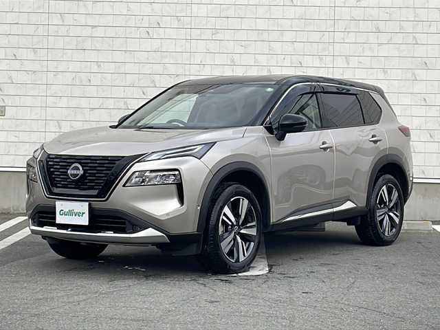 日産 エクストレイル G e－4ORCE 山形県 2023(令5)年 0.7万km シルバー／黒 カラーコード：XEW シェルブロンド / スーパーブラック 2トーン/禁煙車/プロパイロット/後側車両検知警報/衝突回避支援システム/踏み間違い衝突防止アシスト/前方衝突予測警報/横滑り防止装置/ふらつき警報/レーンキープアシスト/合皮シート/ディスプレイオーディオナビ（AM/FM/BT/USB/TV）/フルセグTV/オールアラウンドビューモニター/前後USB＆Type-C　挿込口　有/100V電源/ハンドルヒーター/デジタルインナーミラー/D/N席パワーシート/D席メモリシート/全席シートヒーター/木目調インストロア/本革巻ステアリング/パワーバックドア/ドライブレコーダー前後/コーナーセンサー前後/アダプティブLEDライト/LEDフォグ/ビルトインETC/オートホールド付電子パーキング/置くだけ充電/寒冷地仕様