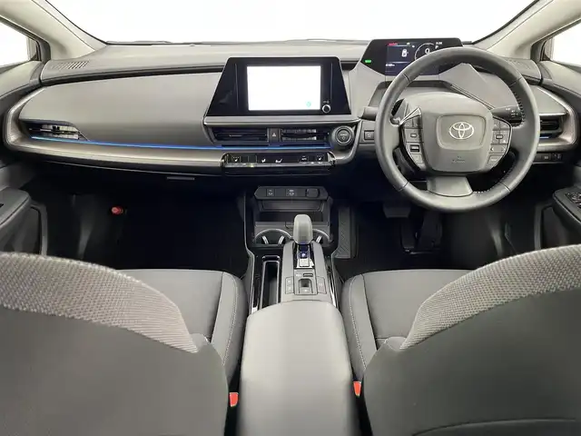 トヨタ プリウス G 埼玉県 2024(令6)年 0.9万km アティチュードブラックマイカ ・トヨタセーフティセンス/・純正ディスプレイオーディオ/・コネクティッドナビ対応/（フルセグTV/Bluetooth/USB/ミラキャスト/AM/FM）/・全方位カメラ/・クリアランソナー/・レーダークルーズコントロール/・レーントレーシングアシスト/・ブラインドスポットモニター/・ビルトインETC2.0/・前後ドラレコTZ-DR210/・オートLEDヘッドライト/・オートハイビーム/・純正１９インチアルミホイール/・スマートキー/・プッシュスタート