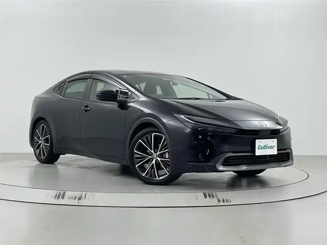 トヨタ プリウス G 埼玉県 2024(令6)年 0.9万km アティチュードブラックマイカ ・トヨタセーフティセンス/・純正ディスプレイオーディオ/・コネクティッドナビ対応/（フルセグTV/Bluetooth/USB/ミラキャスト/AM/FM）/・全方位カメラ/・クリアランソナー/・レーダークルーズコントロール/・レーントレーシングアシスト/・ブラインドスポットモニター/・ビルトインETC2.0/・前後ドラレコTZ-DR210/・オートLEDヘッドライト/・オートハイビーム/・純正１９インチアルミホイール/・スマートキー/・プッシュスタート