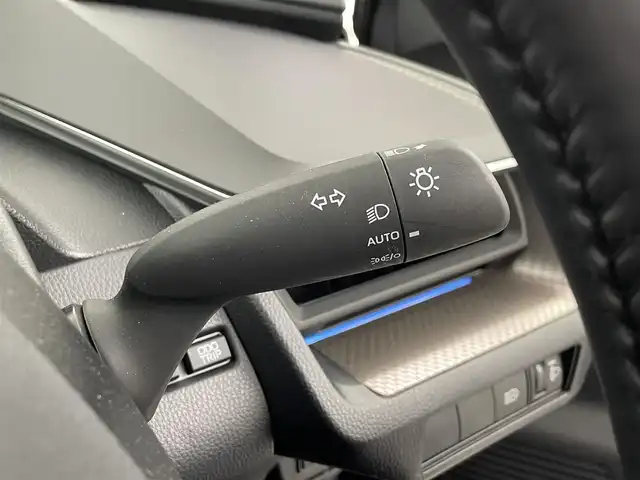 トヨタ プリウス G 埼玉県 2024(令6)年 0.9万km アティチュードブラックマイカ ・トヨタセーフティセンス/・純正ディスプレイオーディオ/・コネクティッドナビ対応/（フルセグTV/Bluetooth/USB/ミラキャスト/AM/FM）/・全方位カメラ/・クリアランソナー/・レーダークルーズコントロール/・レーントレーシングアシスト/・ブラインドスポットモニター/・ビルトインETC2.0/・前後ドラレコTZ-DR210/・オートLEDヘッドライト/・オートハイビーム/・純正１９インチアルミホイール/・スマートキー/・プッシュスタート