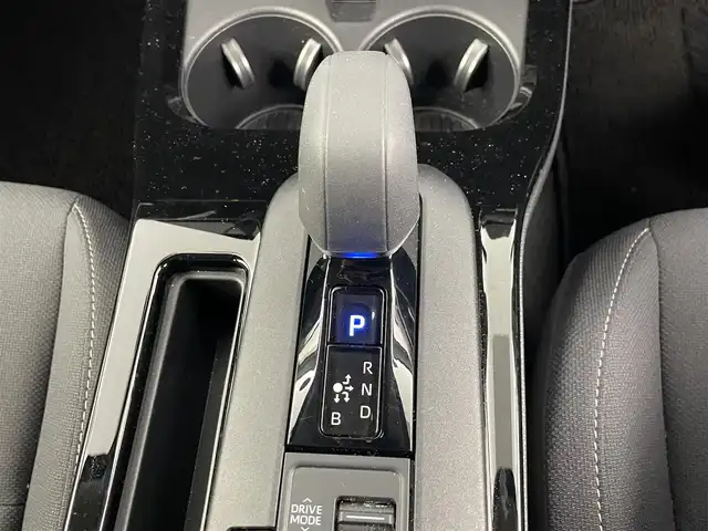 トヨタ プリウス G 埼玉県 2024(令6)年 0.9万km アティチュードブラックマイカ ・トヨタセーフティセンス/・純正ディスプレイオーディオ/・コネクティッドナビ対応/（フルセグTV/Bluetooth/USB/ミラキャスト/AM/FM）/・全方位カメラ/・クリアランソナー/・レーダークルーズコントロール/・レーントレーシングアシスト/・ブラインドスポットモニター/・ビルトインETC2.0/・前後ドラレコTZ-DR210/・オートLEDヘッドライト/・オートハイビーム/・純正１９インチアルミホイール/・スマートキー/・プッシュスタート