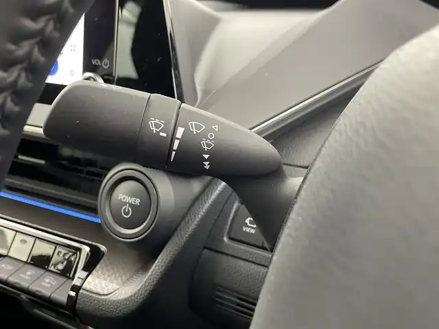 トヨタ プリウス G 埼玉県 2024(令6)年 0.9万km アティチュードブラックマイカ ・トヨタセーフティセンス/・純正ディスプレイオーディオ/・コネクティッドナビ対応/（フルセグTV/Bluetooth/USB/ミラキャスト/AM/FM）/・全方位カメラ/・クリアランソナー/・レーダークルーズコントロール/・レーントレーシングアシスト/・ブラインドスポットモニター/・ビルトインETC2.0/・前後ドラレコTZ-DR210/・オートLEDヘッドライト/・オートハイビーム/・純正１９インチアルミホイール/・スマートキー/・プッシュスタート