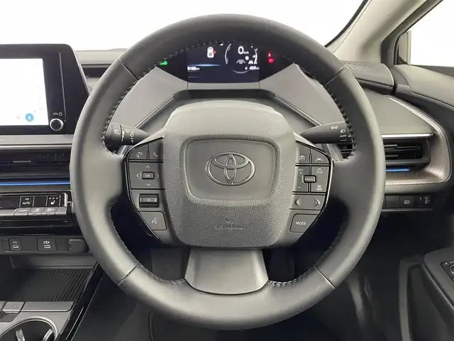 トヨタ プリウス G 埼玉県 2024(令6)年 0.9万km アティチュードブラックマイカ ・トヨタセーフティセンス/・純正ディスプレイオーディオ/・コネクティッドナビ対応/（フルセグTV/Bluetooth/USB/ミラキャスト/AM/FM）/・全方位カメラ/・クリアランソナー/・レーダークルーズコントロール/・レーントレーシングアシスト/・ブラインドスポットモニター/・ビルトインETC2.0/・前後ドラレコTZ-DR210/・オートLEDヘッドライト/・オートハイビーム/・純正１９インチアルミホイール/・スマートキー/・プッシュスタート