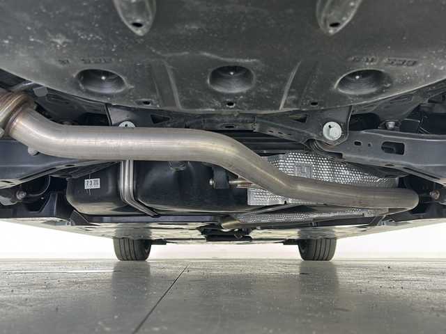 トヨタ カムリ WSレザーパッケージ 宮城県 2018(平30)年 2.1万km プラチナホワイトパールマイカ 禁煙車/Toyota Safety Sense/・プリクラッシュセーフティ/・レーントレーシングアシスト/・レーダークルーズコントロール/・オートマチックハイビーム/ヘッドアップディスプレイ/ブラインドスポットモニター/レザーシート/純正9インチSDナビ/・BT.SD.USB.AUX.CD.DVD/フルセグTV/前席パワーシート/前席シートヒーター/革巻きステアリング/ステアリングスイッチ/パドルシフト/ビルトインETC/ドライブレコーダー（F）/プッシュスタート/スマートキー/電動パーキングブレーキ/LEDヘッドライト/LEDフォグライト/純正フロアマット/純正18インチアルミホイール/横滑り防止/テレビキャンセラー