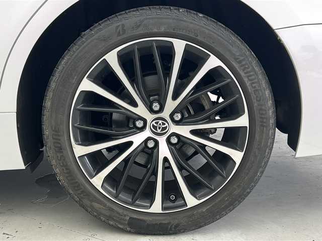 トヨタ カムリ WSレザーパッケージ 宮城県 2018(平30)年 2.1万km プラチナホワイトパールマイカ 禁煙車/Toyota Safety Sense/・プリクラッシュセーフティ/・レーントレーシングアシスト/・レーダークルーズコントロール/・オートマチックハイビーム/ヘッドアップディスプレイ/ブラインドスポットモニター/レザーシート/純正9インチSDナビ/・BT.SD.USB.AUX.CD.DVD/フルセグTV/前席パワーシート/前席シートヒーター/革巻きステアリング/ステアリングスイッチ/パドルシフト/ビルトインETC/ドライブレコーダー（F）/プッシュスタート/スマートキー/電動パーキングブレーキ/LEDヘッドライト/LEDフォグライト/純正フロアマット/純正18インチアルミホイール/横滑り防止/テレビキャンセラー