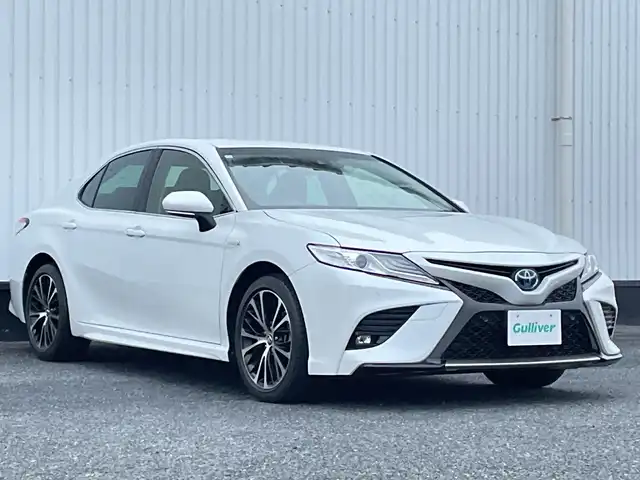 トヨタ カムリ WSレザーパッケージ 千葉県 2018(平30)年 2.1万km プラチナホワイトパールマイカ 純正9インチナビ/(フルセグTV/BT/FM/AM)/バックカメラ/ドライブレコーダー/ヘッドアップディスプレイ/ブラインドスポットモニター/衝突被害軽減システム/車線逸脱警報/レーダークルーズコントロール/レザーシート/横滑り防止装置/ビルトインETC/アイドリングストップ/LEDヘッドライト/フォグランプ/オートライト/ウィンカーミラー/電動格納ミラー/純正18インチAW/シートヒーター/シートリフター/プッシュスタート/スマートキー/フロアマット/スペアキー