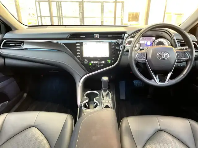 トヨタ カムリ WSレザーパッケージ 千葉県 2018(平30)年 2.1万km プラチナホワイトパールマイカ 純正9インチナビ/(フルセグTV/BT/FM/AM)/バックカメラ/ドライブレコーダー/ヘッドアップディスプレイ/ブラインドスポットモニター/衝突被害軽減システム/車線逸脱警報/レーダークルーズコントロール/レザーシート/横滑り防止装置/ビルトインETC/アイドリングストップ/LEDヘッドライト/フォグランプ/オートライト/ウィンカーミラー/電動格納ミラー/純正18インチAW/シートヒーター/シートリフター/プッシュスタート/スマートキー/フロアマット/スペアキー