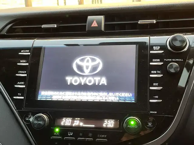 トヨタ カムリ WSレザーパッケージ 千葉県 2018(平30)年 2.1万km プラチナホワイトパールマイカ 純正9インチナビ/(フルセグTV/BT/FM/AM)/バックカメラ/ドライブレコーダー/ヘッドアップディスプレイ/ブラインドスポットモニター/衝突被害軽減システム/車線逸脱警報/レーダークルーズコントロール/レザーシート/横滑り防止装置/ビルトインETC/アイドリングストップ/LEDヘッドライト/フォグランプ/オートライト/ウィンカーミラー/電動格納ミラー/純正18インチAW/シートヒーター/シートリフター/プッシュスタート/スマートキー/フロアマット/スペアキー