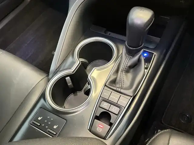 トヨタ カムリ WSレザーパッケージ 千葉県 2018(平30)年 2.1万km プラチナホワイトパールマイカ 純正9インチナビ/(フルセグTV/BT/FM/AM)/バックカメラ/ドライブレコーダー/ヘッドアップディスプレイ/ブラインドスポットモニター/衝突被害軽減システム/車線逸脱警報/レーダークルーズコントロール/レザーシート/横滑り防止装置/ビルトインETC/アイドリングストップ/LEDヘッドライト/フォグランプ/オートライト/ウィンカーミラー/電動格納ミラー/純正18インチAW/シートヒーター/シートリフター/プッシュスタート/スマートキー/フロアマット/スペアキー