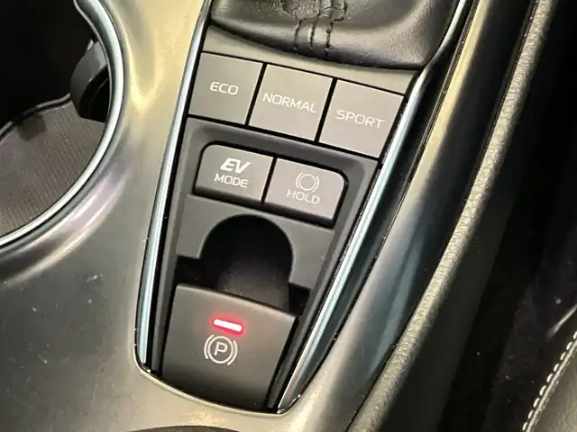 トヨタ カムリ WSレザーパッケージ 千葉県 2018(平30)年 2.1万km プラチナホワイトパールマイカ 純正9インチナビ/(フルセグTV/BT/FM/AM)/バックカメラ/ドライブレコーダー/ヘッドアップディスプレイ/ブラインドスポットモニター/衝突被害軽減システム/車線逸脱警報/レーダークルーズコントロール/レザーシート/横滑り防止装置/ビルトインETC/アイドリングストップ/LEDヘッドライト/フォグランプ/オートライト/ウィンカーミラー/電動格納ミラー/純正18インチAW/シートヒーター/シートリフター/プッシュスタート/スマートキー/フロアマット/スペアキー