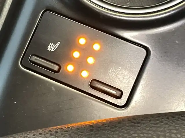 トヨタ カムリ WSレザーパッケージ 千葉県 2018(平30)年 2.1万km プラチナホワイトパールマイカ 純正9インチナビ/(フルセグTV/BT/FM/AM)/バックカメラ/ドライブレコーダー/ヘッドアップディスプレイ/ブラインドスポットモニター/衝突被害軽減システム/車線逸脱警報/レーダークルーズコントロール/レザーシート/横滑り防止装置/ビルトインETC/アイドリングストップ/LEDヘッドライト/フォグランプ/オートライト/ウィンカーミラー/電動格納ミラー/純正18インチAW/シートヒーター/シートリフター/プッシュスタート/スマートキー/フロアマット/スペアキー