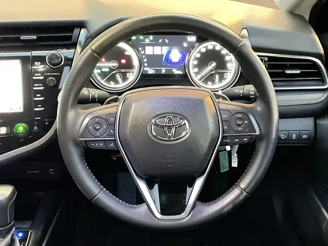 トヨタ カムリ WSレザーパッケージ 千葉県 2018(平30)年 2.1万km プラチナホワイトパールマイカ 純正9インチナビ/(フルセグTV/BT/FM/AM)/バックカメラ/ドライブレコーダー/ヘッドアップディスプレイ/ブラインドスポットモニター/衝突被害軽減システム/車線逸脱警報/レーダークルーズコントロール/レザーシート/横滑り防止装置/ビルトインETC/アイドリングストップ/LEDヘッドライト/フォグランプ/オートライト/ウィンカーミラー/電動格納ミラー/純正18インチAW/シートヒーター/シートリフター/プッシュスタート/スマートキー/フロアマット/スペアキー