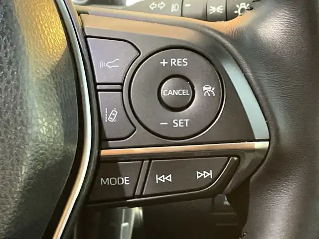 トヨタ カムリ WSレザーパッケージ 千葉県 2018(平30)年 2.1万km プラチナホワイトパールマイカ 純正9インチナビ/(フルセグTV/BT/FM/AM)/バックカメラ/ドライブレコーダー/ヘッドアップディスプレイ/ブラインドスポットモニター/衝突被害軽減システム/車線逸脱警報/レーダークルーズコントロール/レザーシート/横滑り防止装置/ビルトインETC/アイドリングストップ/LEDヘッドライト/フォグランプ/オートライト/ウィンカーミラー/電動格納ミラー/純正18インチAW/シートヒーター/シートリフター/プッシュスタート/スマートキー/フロアマット/スペアキー