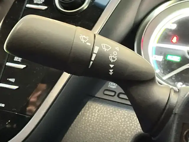 トヨタ カムリ WSレザーパッケージ 千葉県 2018(平30)年 2.1万km プラチナホワイトパールマイカ 純正9インチナビ/(フルセグTV/BT/FM/AM)/バックカメラ/ドライブレコーダー/ヘッドアップディスプレイ/ブラインドスポットモニター/衝突被害軽減システム/車線逸脱警報/レーダークルーズコントロール/レザーシート/横滑り防止装置/ビルトインETC/アイドリングストップ/LEDヘッドライト/フォグランプ/オートライト/ウィンカーミラー/電動格納ミラー/純正18インチAW/シートヒーター/シートリフター/プッシュスタート/スマートキー/フロアマット/スペアキー