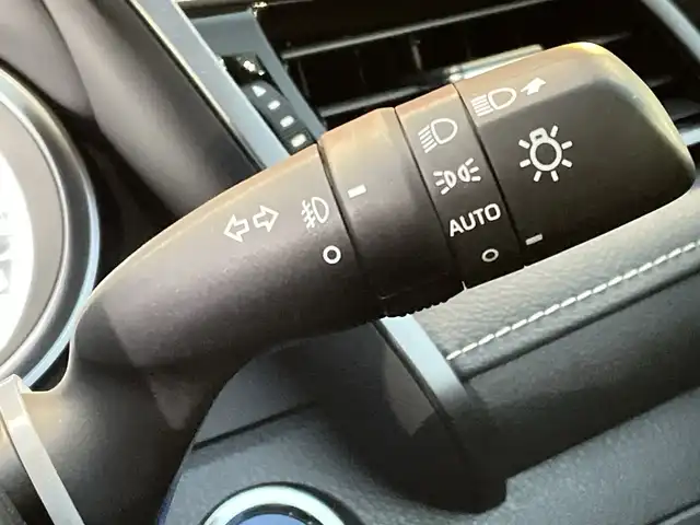 トヨタ カムリ WSレザーパッケージ 千葉県 2018(平30)年 2.1万km プラチナホワイトパールマイカ 純正9インチナビ/(フルセグTV/BT/FM/AM)/バックカメラ/ドライブレコーダー/ヘッドアップディスプレイ/ブラインドスポットモニター/衝突被害軽減システム/車線逸脱警報/レーダークルーズコントロール/レザーシート/横滑り防止装置/ビルトインETC/アイドリングストップ/LEDヘッドライト/フォグランプ/オートライト/ウィンカーミラー/電動格納ミラー/純正18インチAW/シートヒーター/シートリフター/プッシュスタート/スマートキー/フロアマット/スペアキー