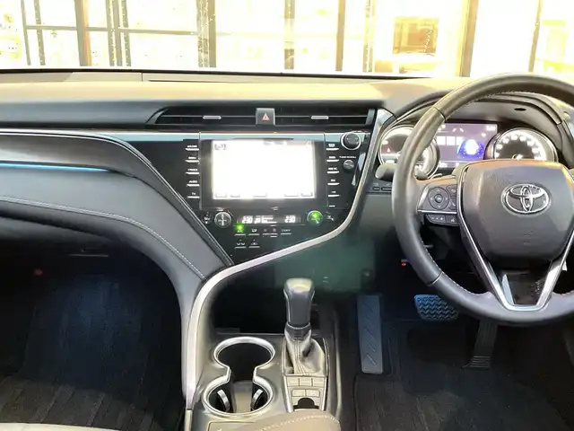 トヨタ カムリ WSレザーパッケージ 千葉県 2018(平30)年 2.1万km プラチナホワイトパールマイカ 純正9インチナビ/(フルセグTV/BT/FM/AM)/バックカメラ/ドライブレコーダー/ヘッドアップディスプレイ/ブラインドスポットモニター/衝突被害軽減システム/車線逸脱警報/レーダークルーズコントロール/レザーシート/横滑り防止装置/ビルトインETC/アイドリングストップ/LEDヘッドライト/フォグランプ/オートライト/ウィンカーミラー/電動格納ミラー/純正18インチAW/シートヒーター/シートリフター/プッシュスタート/スマートキー/フロアマット/スペアキー