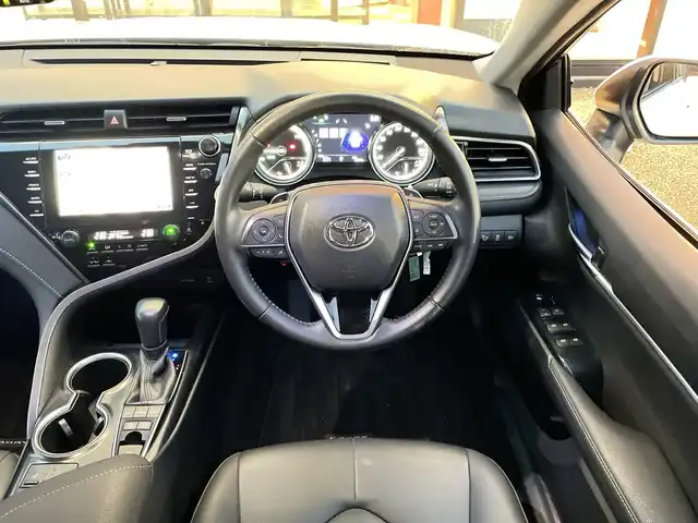 トヨタ カムリ WSレザーパッケージ 千葉県 2018(平30)年 2.1万km プラチナホワイトパールマイカ 純正9インチナビ/(フルセグTV/BT/FM/AM)/バックカメラ/ドライブレコーダー/ヘッドアップディスプレイ/ブラインドスポットモニター/衝突被害軽減システム/車線逸脱警報/レーダークルーズコントロール/レザーシート/横滑り防止装置/ビルトインETC/アイドリングストップ/LEDヘッドライト/フォグランプ/オートライト/ウィンカーミラー/電動格納ミラー/純正18インチAW/シートヒーター/シートリフター/プッシュスタート/スマートキー/フロアマット/スペアキー