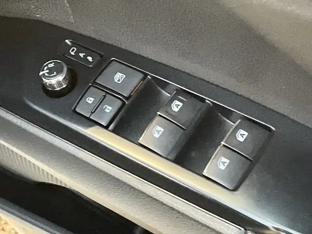 トヨタ カムリ WSレザーパッケージ 千葉県 2018(平30)年 2.1万km プラチナホワイトパールマイカ 純正9インチナビ/(フルセグTV/BT/FM/AM)/バックカメラ/ドライブレコーダー/ヘッドアップディスプレイ/ブラインドスポットモニター/衝突被害軽減システム/車線逸脱警報/レーダークルーズコントロール/レザーシート/横滑り防止装置/ビルトインETC/アイドリングストップ/LEDヘッドライト/フォグランプ/オートライト/ウィンカーミラー/電動格納ミラー/純正18インチAW/シートヒーター/シートリフター/プッシュスタート/スマートキー/フロアマット/スペアキー