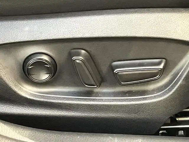 トヨタ カムリ WSレザーパッケージ 千葉県 2018(平30)年 2.1万km プラチナホワイトパールマイカ 純正9インチナビ/(フルセグTV/BT/FM/AM)/バックカメラ/ドライブレコーダー/ヘッドアップディスプレイ/ブラインドスポットモニター/衝突被害軽減システム/車線逸脱警報/レーダークルーズコントロール/レザーシート/横滑り防止装置/ビルトインETC/アイドリングストップ/LEDヘッドライト/フォグランプ/オートライト/ウィンカーミラー/電動格納ミラー/純正18インチAW/シートヒーター/シートリフター/プッシュスタート/スマートキー/フロアマット/スペアキー