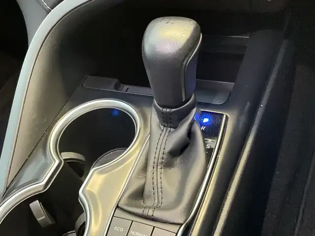 トヨタ カムリ WSレザーパッケージ 千葉県 2018(平30)年 2.1万km プラチナホワイトパールマイカ 純正9インチナビ/(フルセグTV/BT/FM/AM)/バックカメラ/ドライブレコーダー/ヘッドアップディスプレイ/ブラインドスポットモニター/衝突被害軽減システム/車線逸脱警報/レーダークルーズコントロール/レザーシート/横滑り防止装置/ビルトインETC/アイドリングストップ/LEDヘッドライト/フォグランプ/オートライト/ウィンカーミラー/電動格納ミラー/純正18インチAW/シートヒーター/シートリフター/プッシュスタート/スマートキー/フロアマット/スペアキー