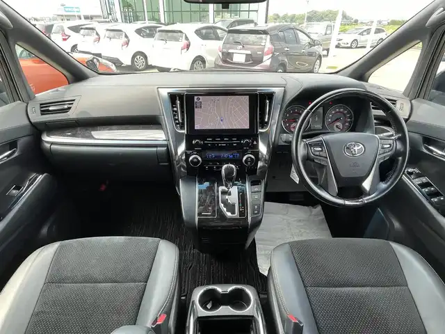 トヨタ アルファード S タイプゴールド 佐賀県 2020(令2)年 6.5万km ブラック 純正SD10インチナビゲーション/・AM/FM/Bluetooth/CD/DVD/フルセグTV/・バックカメラ/純正12.1インチフリップダウンモニター/両側パワースライドドア/電動パワーバックドア/木目コンビハンドル/レーダークルーズコントロール/プッシュスタート/スマートキー/オットマン/キャプテンシート/黒革ハーフレザーシート/LEDヘッドライト/純正18インチアルミホイール/純正フロアマット/USB入力端子/ETC/新車保証書/取扱説明書/スペアキー1本/トヨタセーフティーセンス/・プリクラッシュセーフティ（PCS）/・ミリ波レーダー＋単眼カメラ方式/・レーダークルーズコントロール/・レーンディパーチャーアラート（LDA）/・車線逸脱警報＋ステアリング制御機能/・リヤクロストラフィックアラート（RCTA）/・パーキングサポートブレーキ（後方静止物）/・インテリジェントクリアランスソナー/・誤発進抑制機能（前後）/・ドライブスタートコントロール