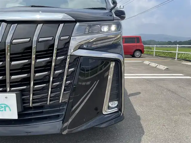 トヨタ アルファード S タイプゴールド 佐賀県 2020(令2)年 6.5万km ブラック 純正SD10インチナビゲーション/・AM/FM/Bluetooth/CD/DVD/フルセグTV/・バックカメラ/純正12.1インチフリップダウンモニター/両側パワースライドドア/電動パワーバックドア/木目コンビハンドル/レーダークルーズコントロール/プッシュスタート/スマートキー/オットマン/キャプテンシート/黒革ハーフレザーシート/LEDヘッドライト/純正18インチアルミホイール/純正フロアマット/USB入力端子/ETC/新車保証書/取扱説明書/スペアキー1本/トヨタセーフティーセンス/・プリクラッシュセーフティ（PCS）/・ミリ波レーダー＋単眼カメラ方式/・レーダークルーズコントロール/・レーンディパーチャーアラート（LDA）/・車線逸脱警報＋ステアリング制御機能/・リヤクロストラフィックアラート（RCTA）/・パーキングサポートブレーキ（後方静止物）/・インテリジェントクリアランスソナー/・誤発進抑制機能（前後）/・ドライブスタートコントロール