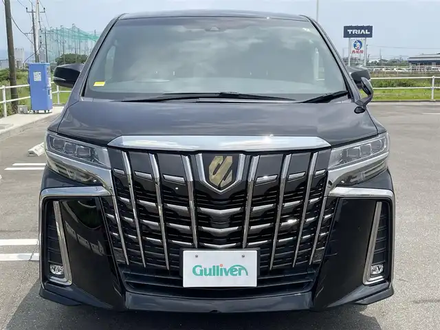 トヨタ アルファード S タイプゴールド 佐賀県 2020(令2)年 6.5万km ブラック 純正SD10インチナビゲーション/・AM/FM/Bluetooth/CD/DVD/フルセグTV/・バックカメラ/純正12.1インチフリップダウンモニター/両側パワースライドドア/電動パワーバックドア/木目コンビハンドル/レーダークルーズコントロール/プッシュスタート/スマートキー/オットマン/キャプテンシート/黒革ハーフレザーシート/LEDヘッドライト/純正18インチアルミホイール/純正フロアマット/USB入力端子/ETC/新車保証書/取扱説明書/スペアキー1本/トヨタセーフティーセンス/・プリクラッシュセーフティ（PCS）/・ミリ波レーダー＋単眼カメラ方式/・レーダークルーズコントロール/・レーンディパーチャーアラート（LDA）/・車線逸脱警報＋ステアリング制御機能/・リヤクロストラフィックアラート（RCTA）/・パーキングサポートブレーキ（後方静止物）/・インテリジェントクリアランスソナー/・誤発進抑制機能（前後）/・ドライブスタートコントロール