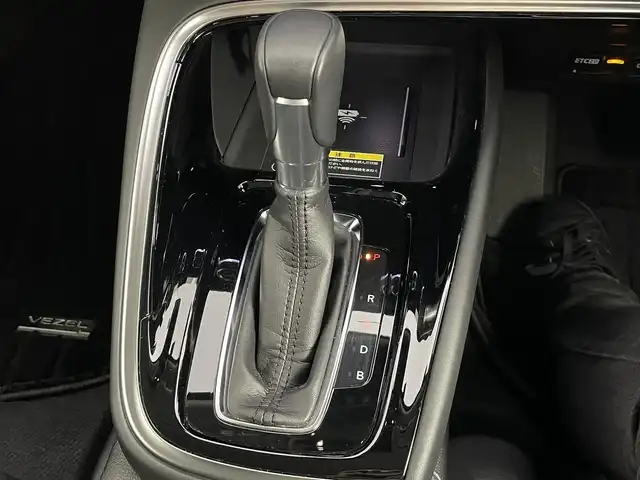 ホンダ ヴェゼル ハイブリッド e:HEV Z 道央・札幌 2022(令4)年 1.1万km クリスタルブラックパール ・ワンオーナー/・４WD/・寒冷地仕様/・純正メモリナビ/・ホンダコネクトディスプレイ/・BT/USB/フルセグTV/・マルチビューカメラ/・ドライブレコーダー前後/・クリアランスソナー/・ブラインドスポットモニター/・レーンキープアシスト/・ブレーキホールド/・置くだけ充電/・横滑り防止装置/・ステアリングスイッチ/・ステアリングヒーター/・パドルシフト/・LEDヘッドライト/・オートライト/・プッシュスタート/・スマートキー/・スペアキー/・純正フロアマット/・純正18インチAW/・ドアバイザー/・取扱説明書