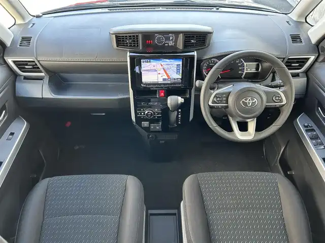 トヨタ ルーミー カスタムG 奈良県 2023(令5)年 4.6万km ブラックマイカメタリック 両側パワースライドドア/８インチ社外ナビ/（FM/AM/CD/DVD/フルセグ/Bluetooth/USB）/前後ドライブレコーダー/ETC/バックカメラ/スマートアシスト/・プリクラッシュブレーキアシスト	/・ブレーキ制御付誤発進抑制機能/・衝突警報機能/・レーンキープアシスト	/・アダプティブクルーズコントロール/・標識検知機能	/電動格納ミラー/電子パーキング/ブレーキホールド/アイドリングストップ/革巻きステアリング/ステアリングスイッチ/オートライト/LEDヘッドライト/フロントフォグ/フルオートエアコン/プッシュスタート/スマートキー/ドアバイザー